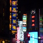 Nachts ist die Nanjing-Road hell erleuchtet