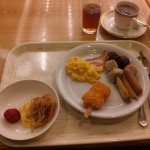 Frühstück im Hotel. Mit Ausnahme der roten Kuller ganz links, war das alles lecker.