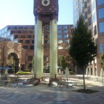 Eine Uhr auf monströsen Standfüssen