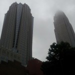 Hochhäuser in Nebel gehüllt