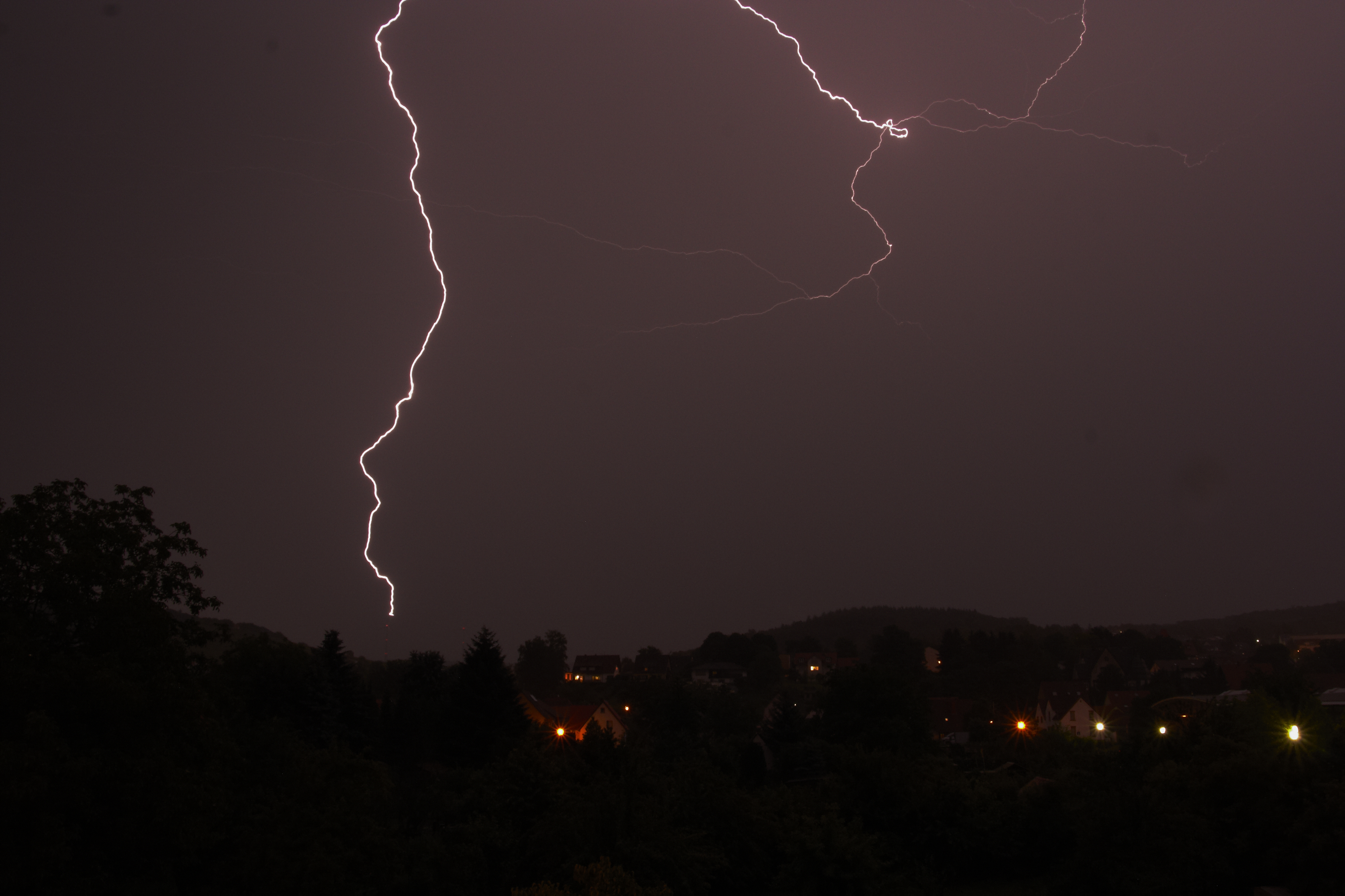 Aufwärtsblitze an den Windenergieanlage 21.06.2012 Richtung Raibach
