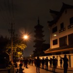 Ein Park in dem erneut an die hundert Chinesinnen nach Choreografie tanzen.