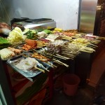 Grillspieße in einem Imbiss. Davon gab es Unmengen