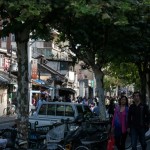 Eine einfache Straße vor dem Jadebuddahtmpel