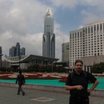 Der Volksplatz mit Theater und Rathaus im Hintergrund
