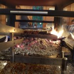 Dieser Grill hatte äußerst interessante Grillroste, die drehbar und in der Höhe verstellbar waren.